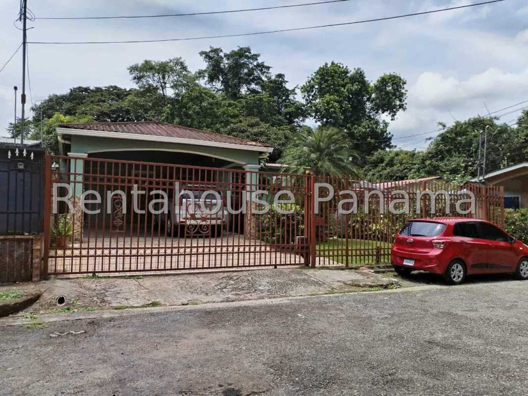Front view with driveway, electric gate, garden Villa Alpina Villa Zaita Panama