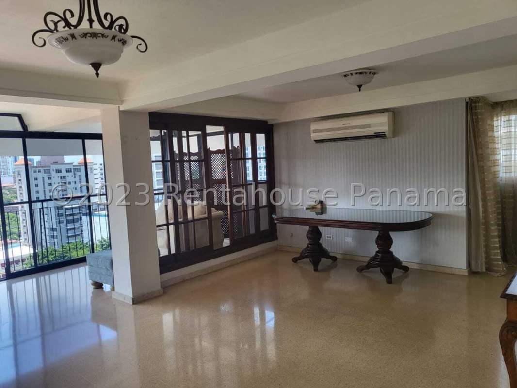 Spacious living room with city view balcony and ceramic tile floors in PH Carmel El Carmen Panama City