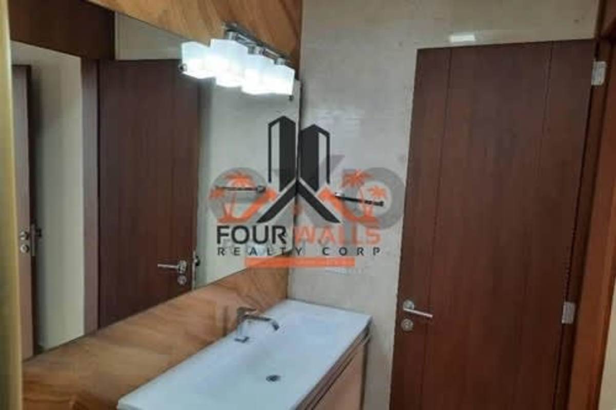 Elegant luxury lobby with marble floors, double-height ceilings in PH La Vista Santa Maria Panama