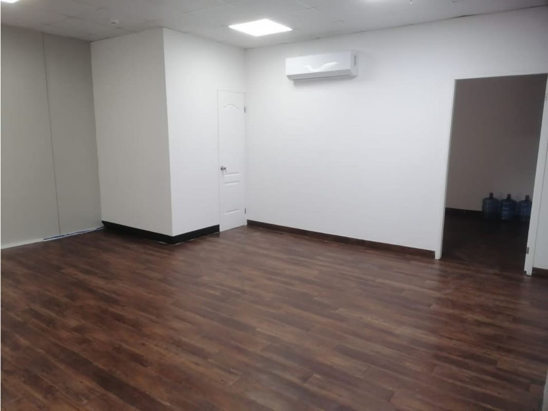 Empty room with AC and wood flooring in commercial property Panama Viejo