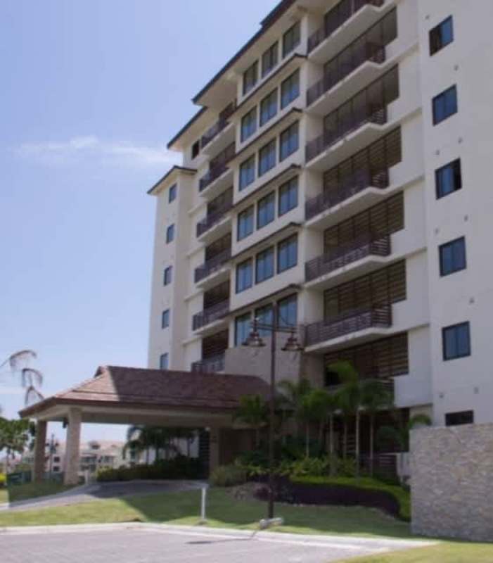 Condominium swimming pool with glass balconies, deck chairs PH Perlamar Tower 300 Casamar San Francisco Panama City