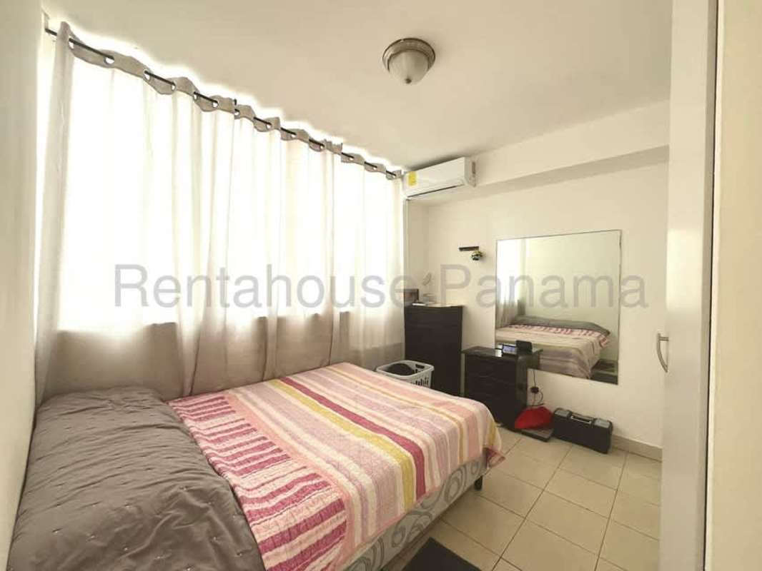 Bedroom with AC, closet and large window in PH Majestic Gardens Edison Park