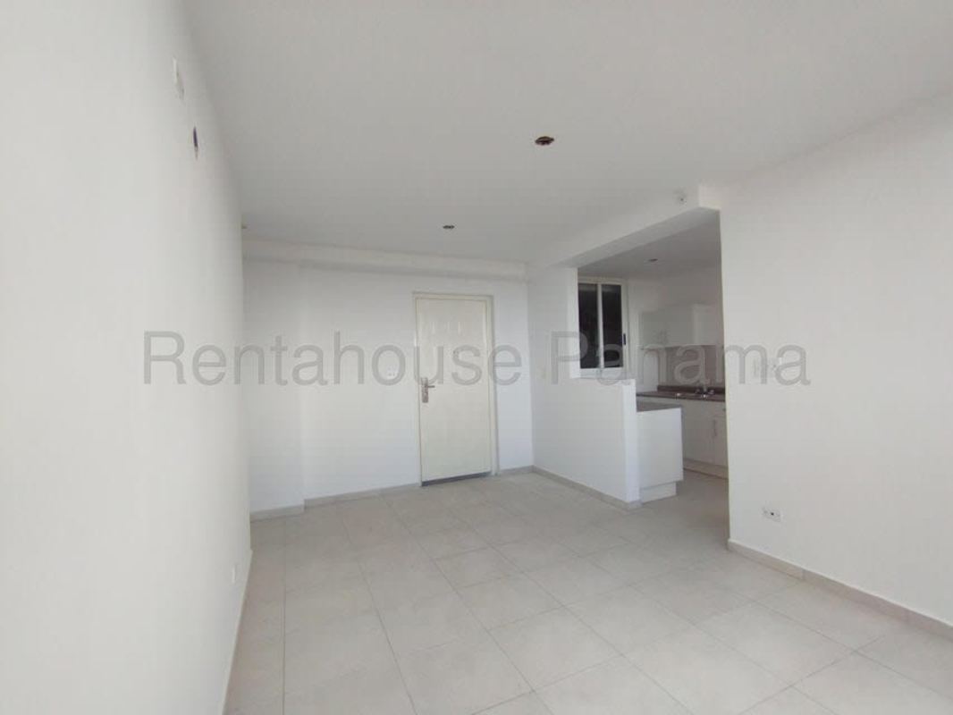 Modern bathroom with tiles and walk-in shower at PH Mystic Valley Panama City
