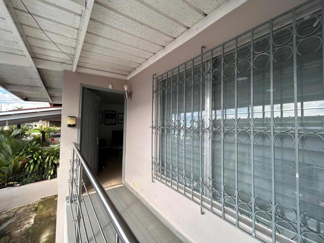 Spacious lounge with tiled floors, entertainment area and built-in shelving in Cerro Viento Panama City