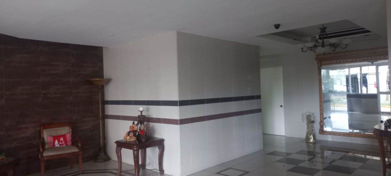 Elegant entrance lobby with security and seating area at PH Torre Mar del Sur San Francisco Panama City