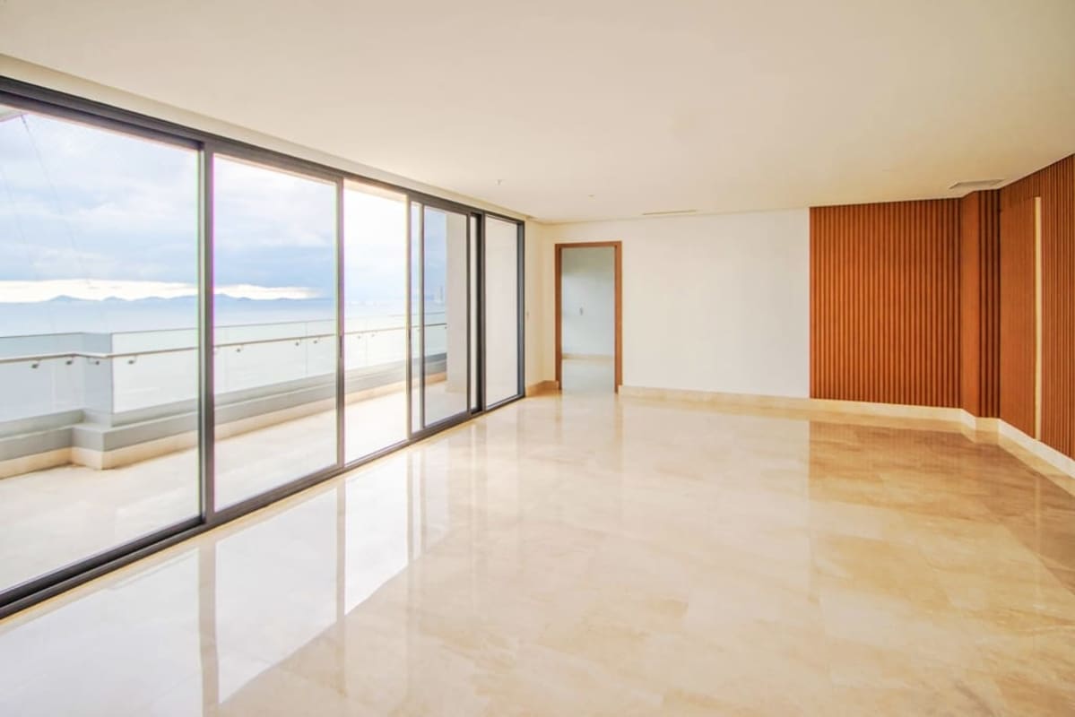 Spacious living room with marble flooring, large panoramic windows facing ocean in PH Matisse Panama