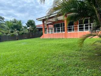 Spacious tiled living room with sliding glass doors leading to covered terrace villa Nueva Gorgona Panama