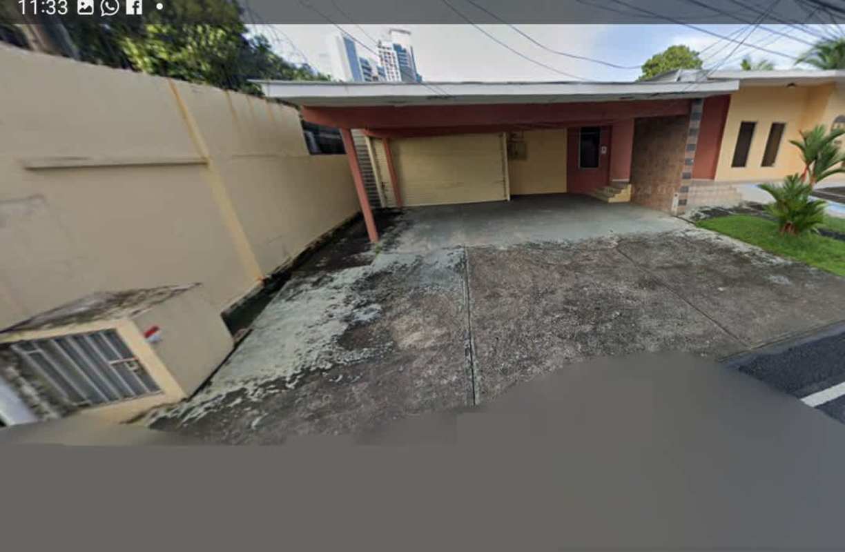 Interior workspace with office cubicles, tiled flooring, windows in commercial property for rent San Francisco Panama