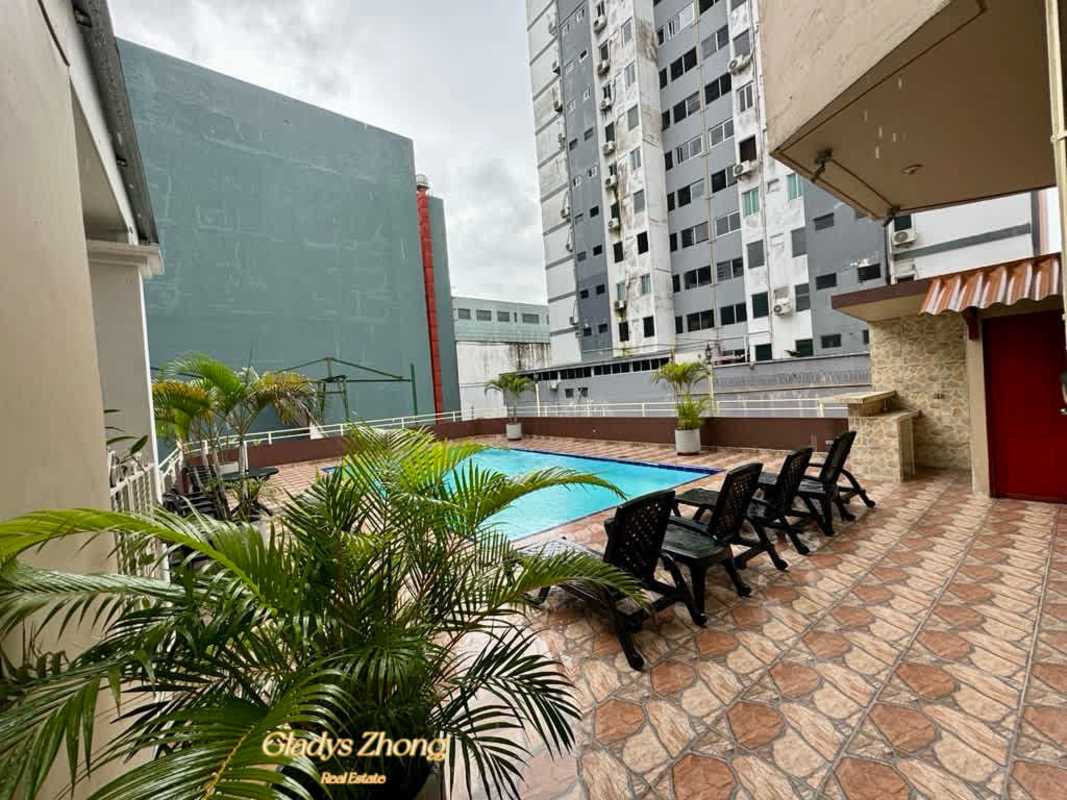 Loungers by the tiled swimming pool at Condominio Las Terrazas Panama