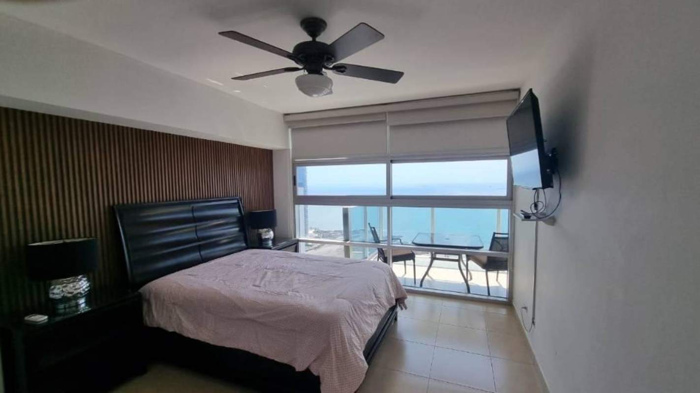 Contemporary kitchen with quartz countertops and modern appliances in PH BICSA Panama