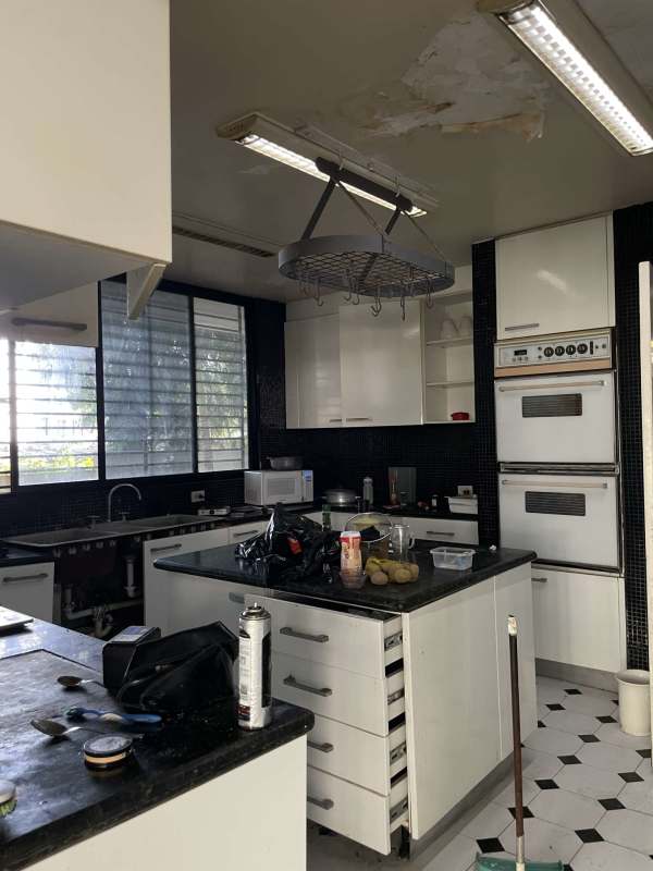 Kitchen with black backsplash, white cabinetry, appliances in Punta Paitilla house sale