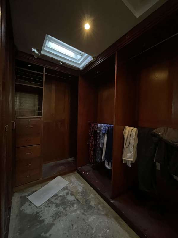 Spacious empty room with yellow walls ideal for renovation in Punta Paitilla house