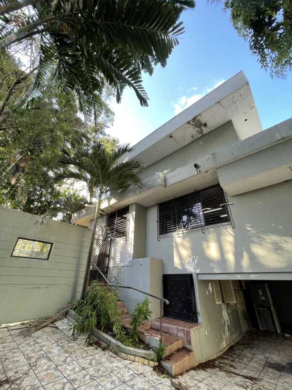 Enclosed balcony with large windows and city views, perfect for lounge or office Punta Paitilla Panama