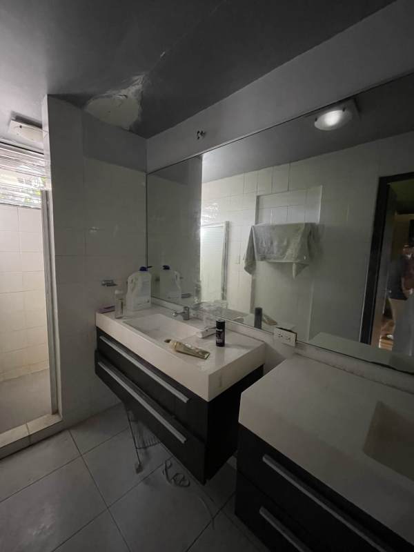 Bathroom with double vanity, large mirror, walk-in shower in Punta Paitilla house for sale