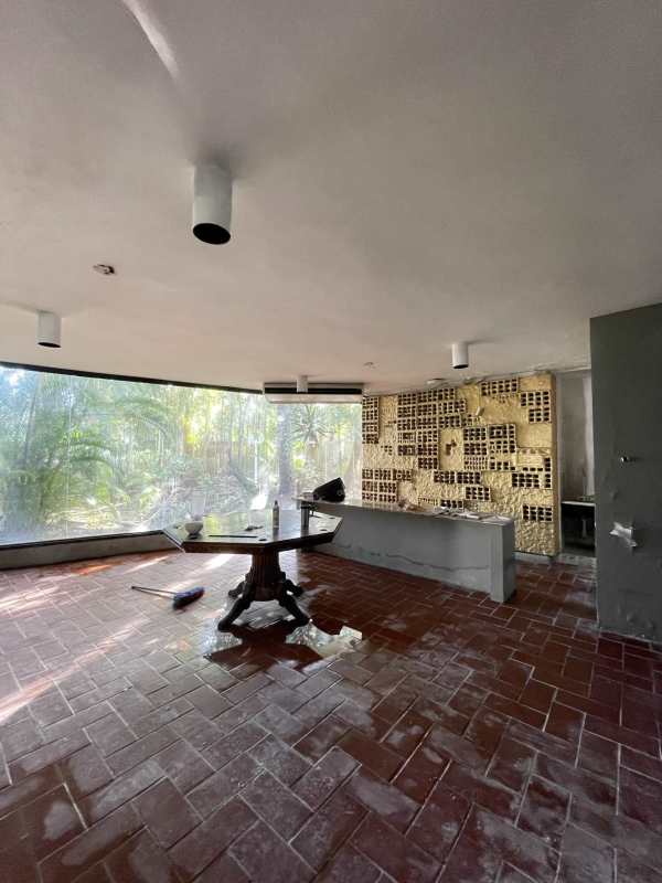 Contemporary full bathroom with walk-in shower and gray tiles in Punta Paitilla house