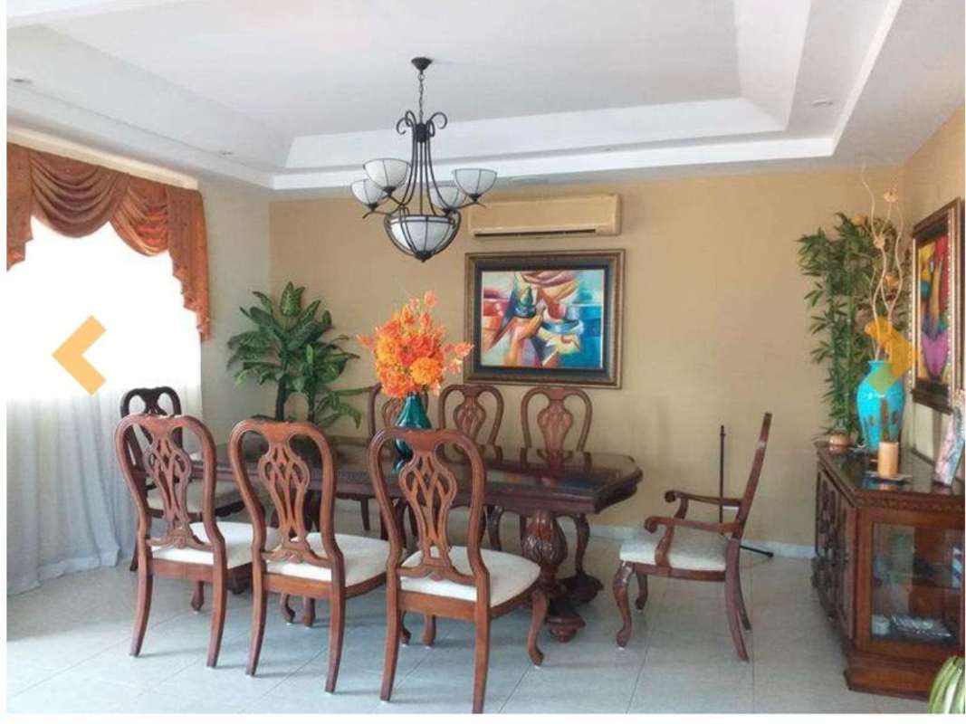 Traditional dining room wooden table chandelier in Residencial El Doral Panama