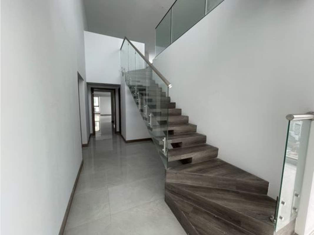 Floating staircase with glass railing in duplex penthouse PH BICSA Tower Panama