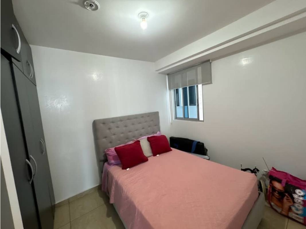 Bedroom with built-in closet, bed and window PH Vista Park Carrasquilla Panama