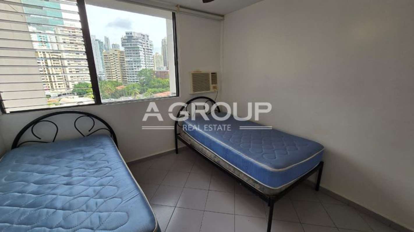 Bedroom with twin beds, AC, and large panoramic city view window in PH Vizcaya Punta Paitilla Panama