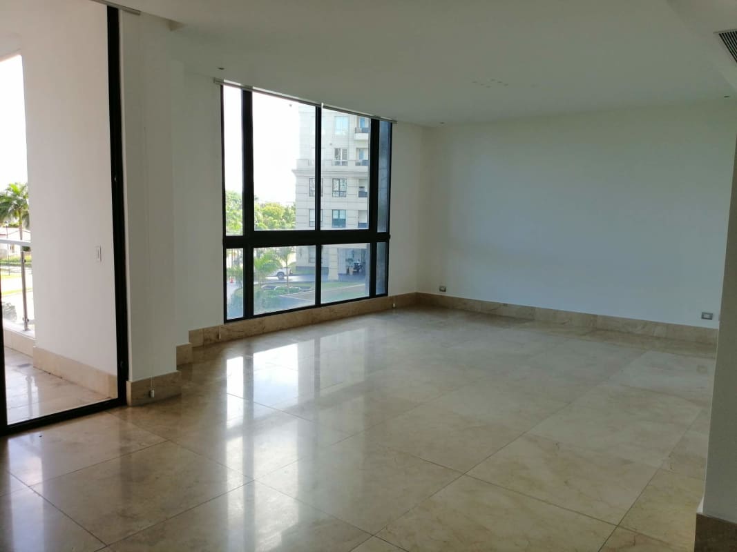 Spacious master bedroom in Valery Point with double walk-in closet and en-suite bath Santa María Panama