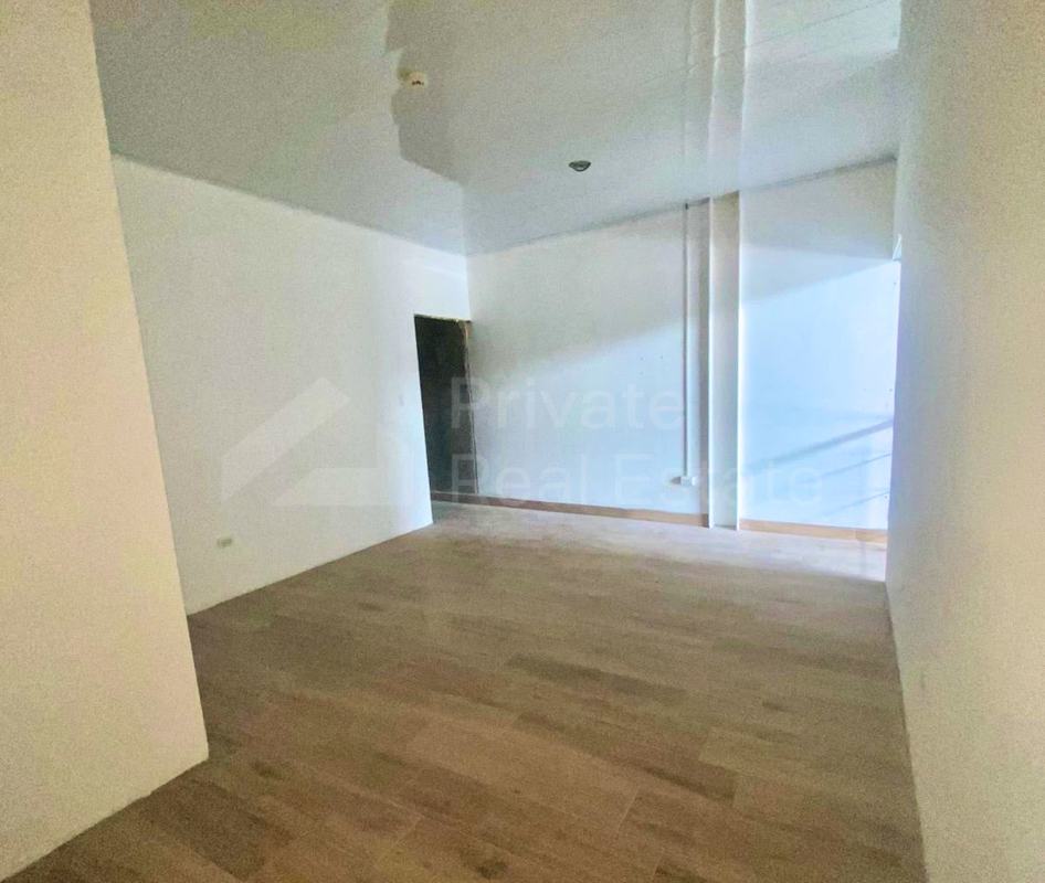 Spacious entry area inside commercial retail unit with tile floor and high ceiling at Midtown Plaza Panama