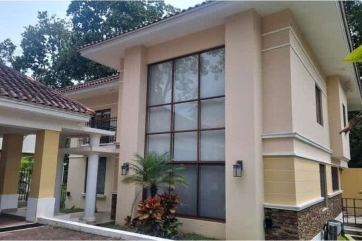 Family room with large glass sliding doors marble tile Senderos de Camino de Cruces