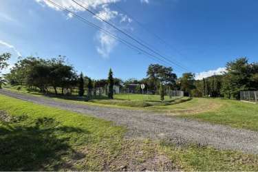 Rural entry driveway fenced land plot Las Uvas San Carlos Panama