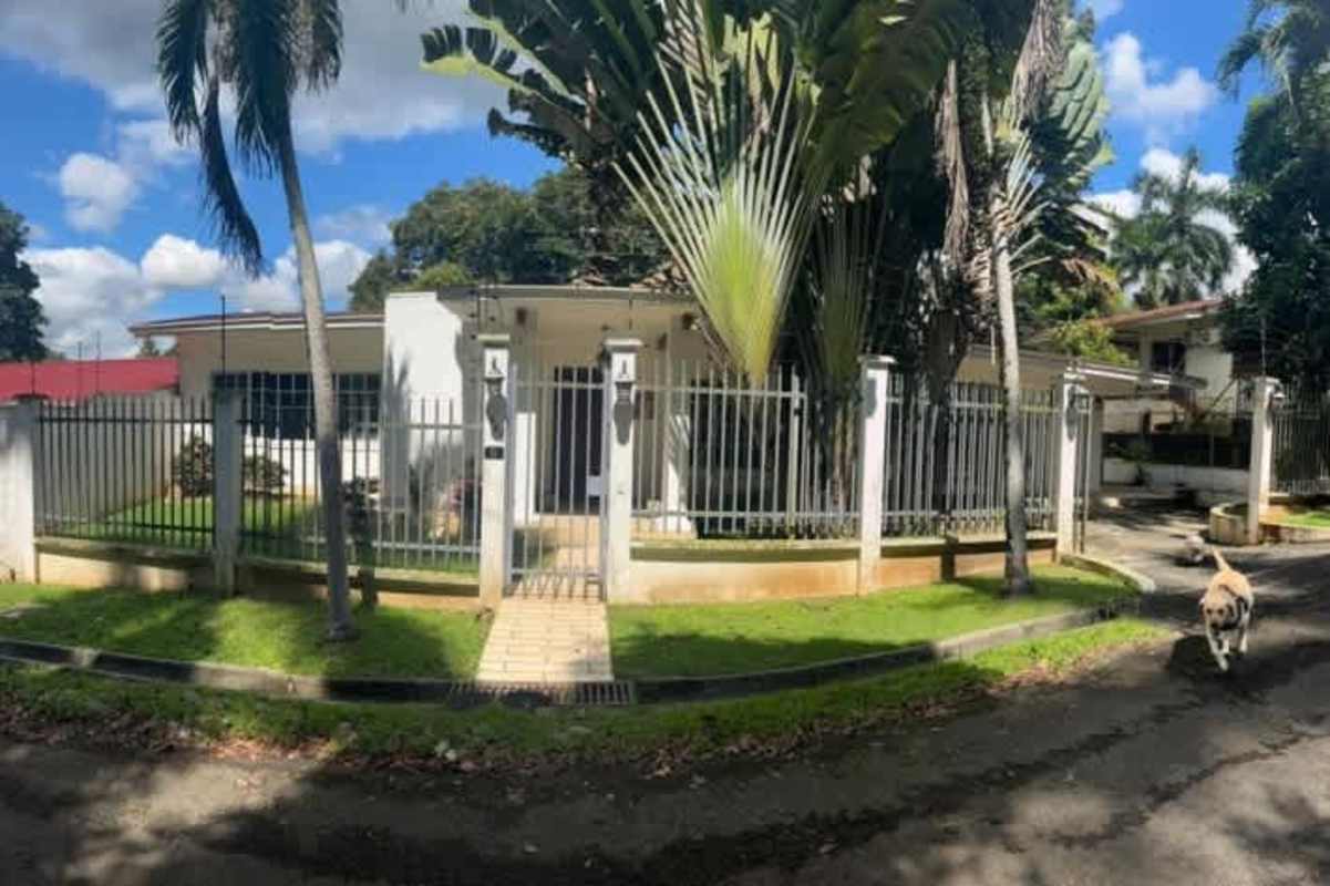 Open kitchen dining area with exposed beams, natural light, island seating in house Llanos de Curundú Panama