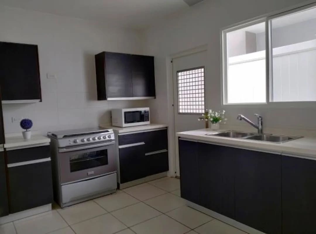 Minimalist bedroom with natural light and tile PH Augusta Panama