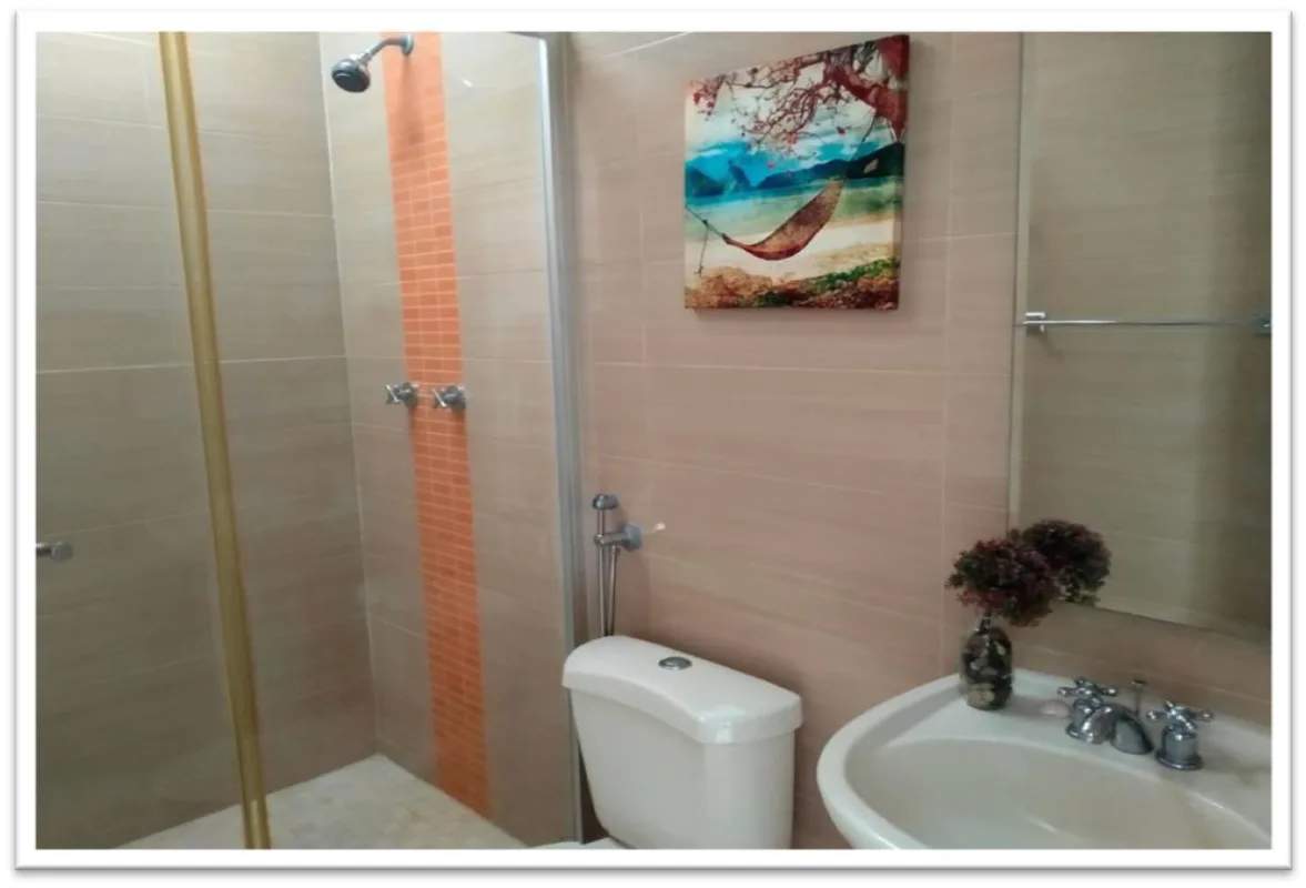 Bathroom with shower enclosure and colored tile strip in PH Augusta Panama