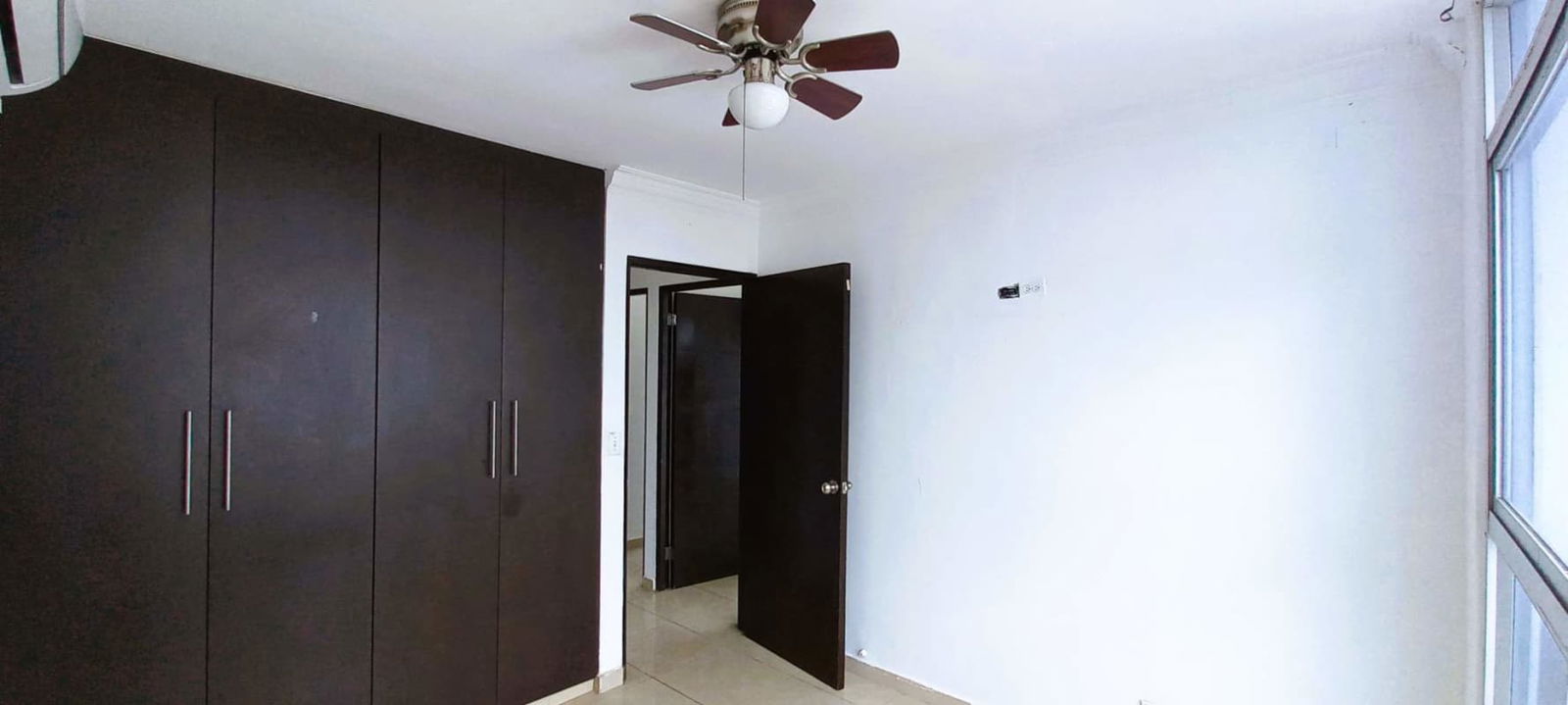 Modern kitchen granite countertops, ample cabinetry natural light PH Villa de Las Fuentes Panama