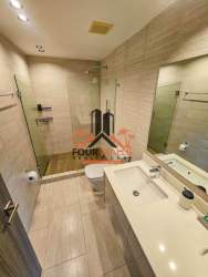 Contemporary bathroom with walk-in glass shower PH Explora Howard Panama