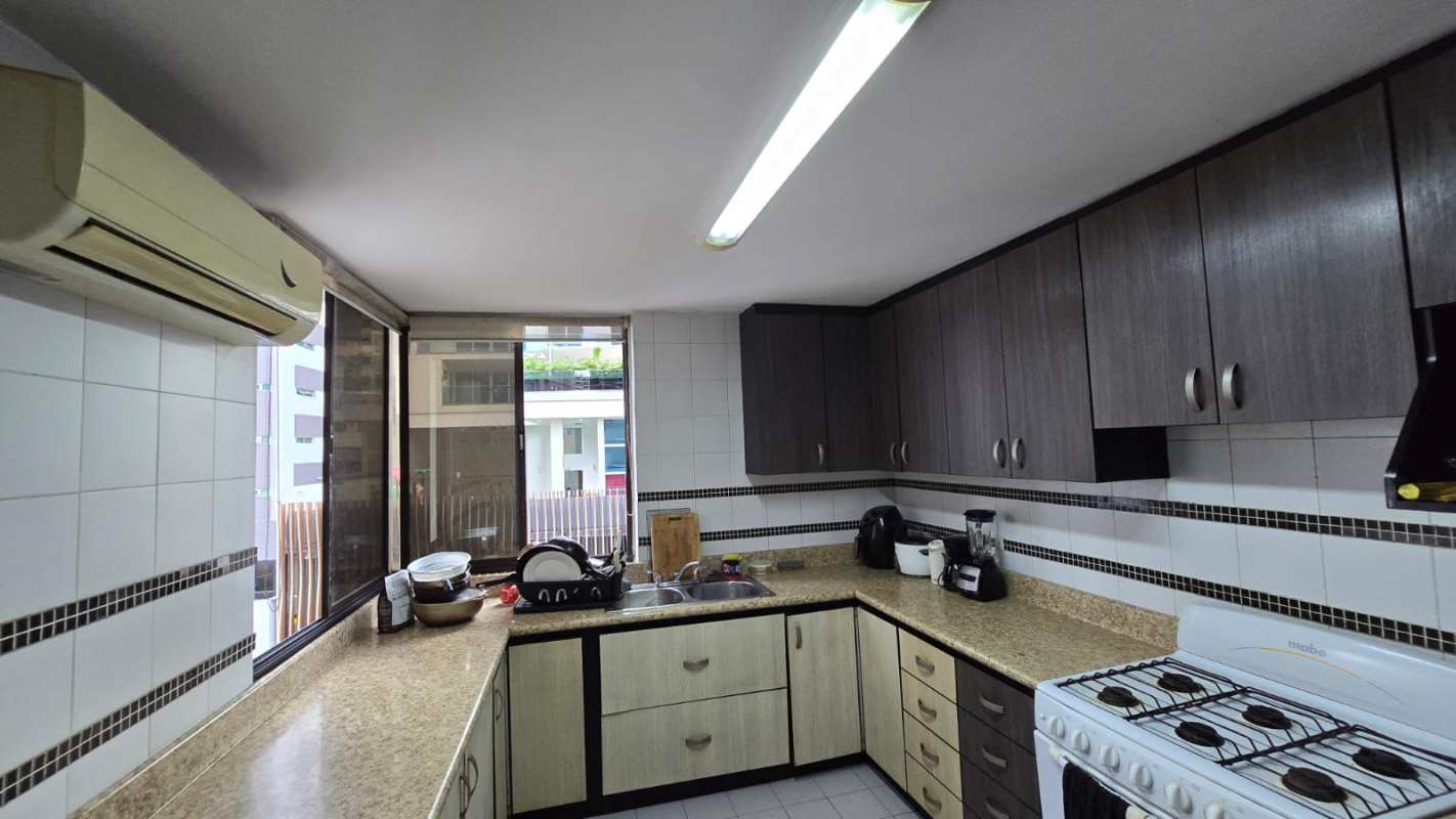 Bedroom with city views, built-in closet, AC and tiled floor at PH Viscaya Punta Paitilla Panama