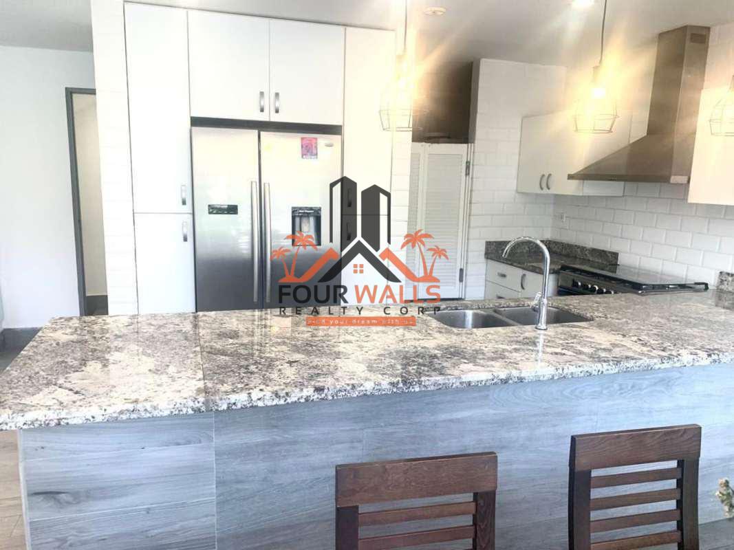 Private terrace with jacuzzi lush green wall PH Ultramar Plaza Panama