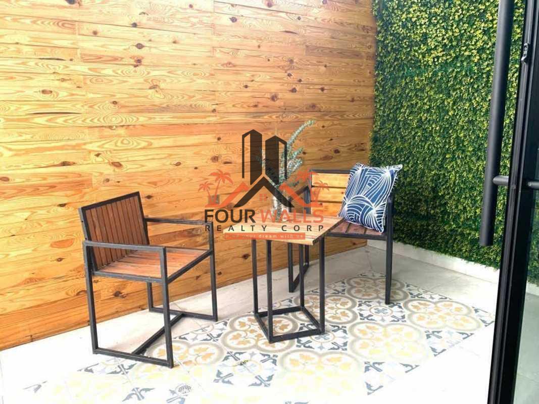 Minimalist patio with vertical garden wooden accent PH Ultramar Plaza Panama