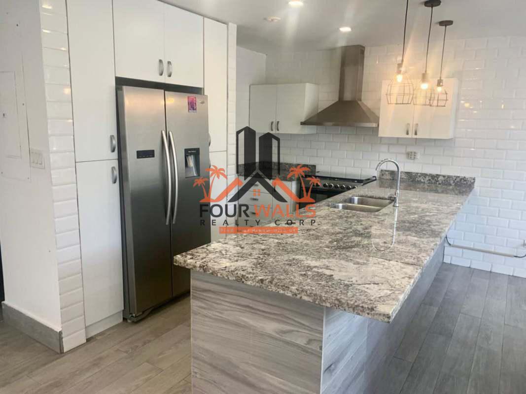 Contemporary kitchen design with island, granite counters, PH Ultramar Plaza Panama