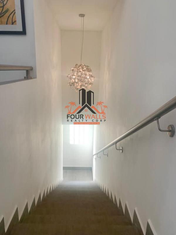 Bright bedroom with wooden bed and light accents PH Ultramar Plaza Panama