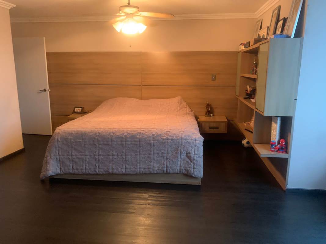 Bedroom with wood panel wall, ceiling fan, built-in shelves and neutral colors PH Andros Tower Panama