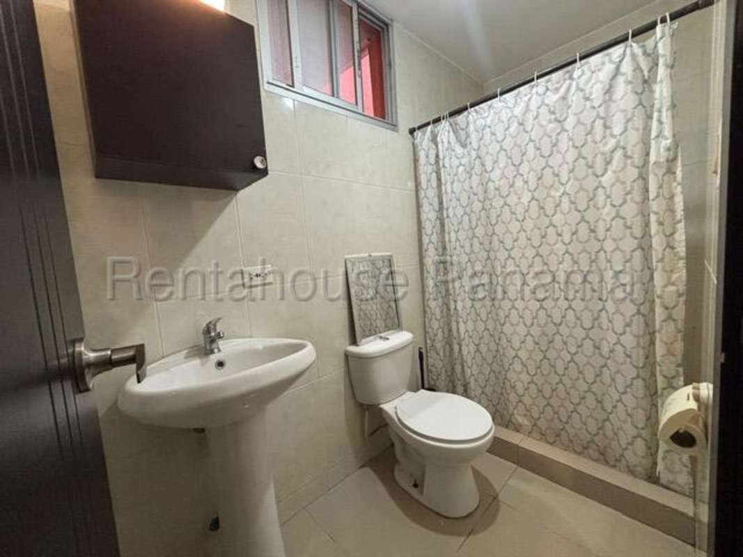 Contemporary bathroom with pedestal sink and shower in PH Sky Park Panama Carrasquilla