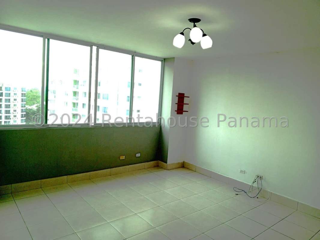 Bedroom with window and closet in PH Vivendi Tower Edison Park Panama City