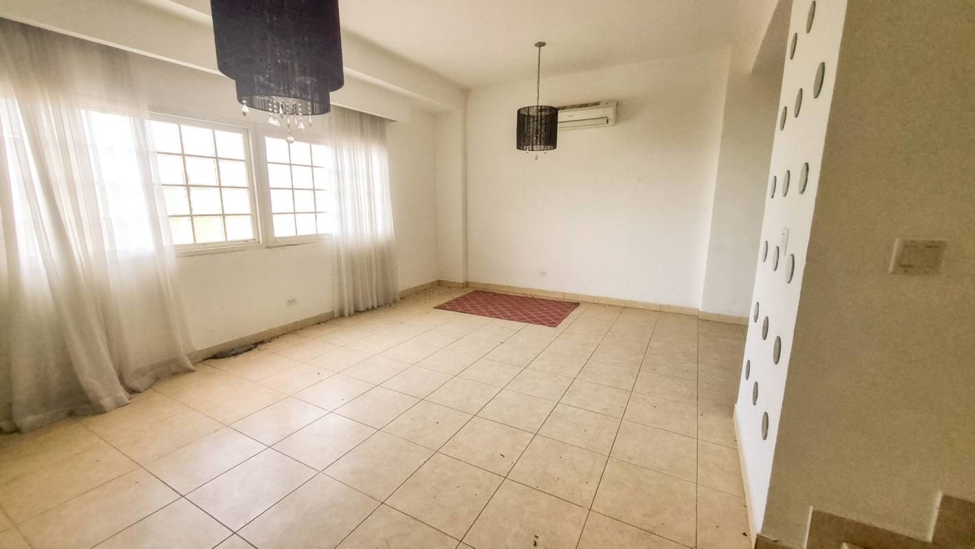 Green vacant land next to foreclosure house Residencial El Limajo Condado del Rey Panama