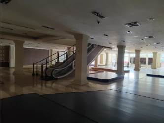 Large empty retail commercial area escalator modern design Panama Oeste