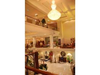 Double-height commercial building interior with chandelier balcony Panama Oeste