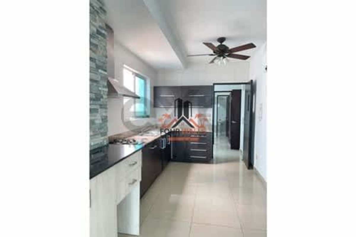 Modern kitchen with ceiling fan, stainless hood, tiled backsplash in PH The View Panama