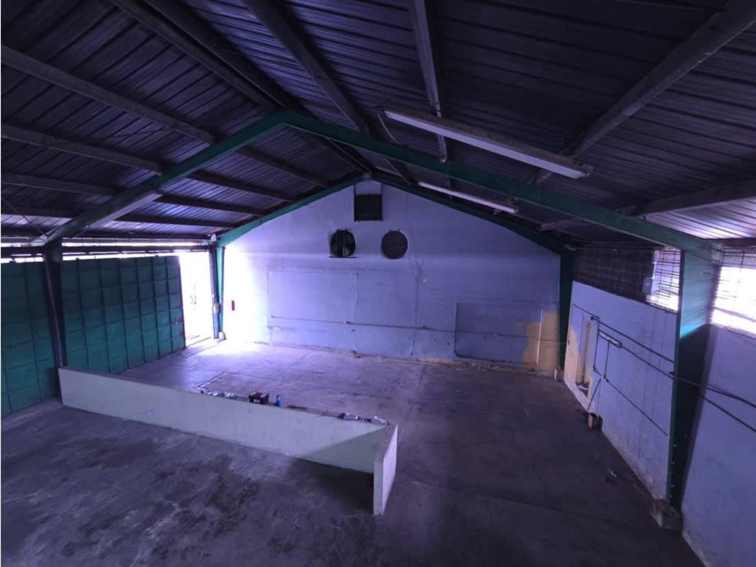 Warehouse space with concrete floor, insulated metal roof, high ceiling in Avenida Justo Arosemena Panama City