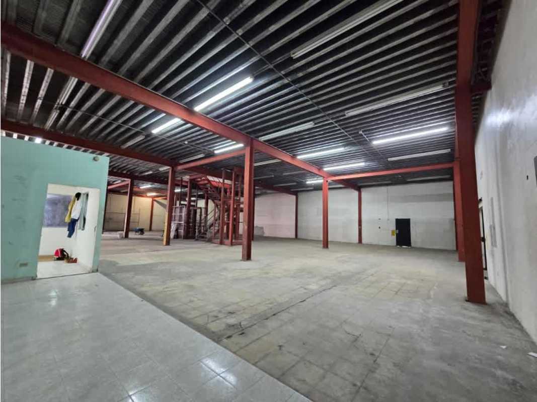 Large open warehouse with high ceilings and exposed steel beams in Calidonia Avenida Justo Arosemena Panama