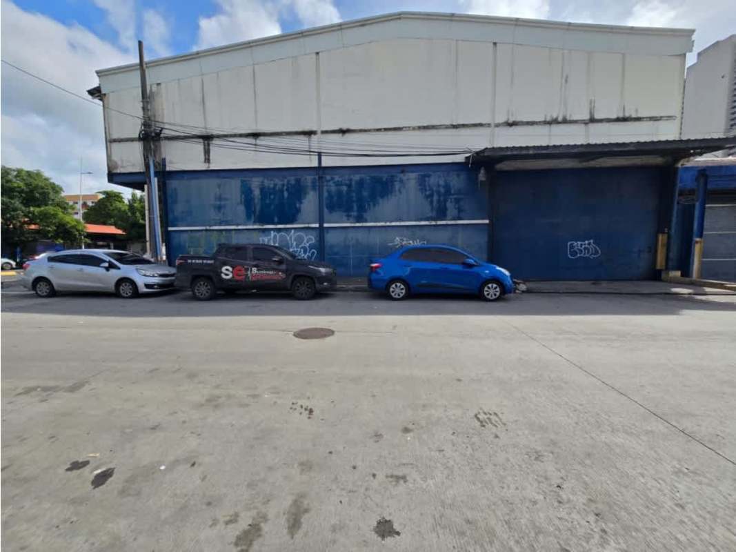 Spacious industrial warehouse interior with exposed steel beams, high ceilings, fluorescent lighting Calidonia Panama City