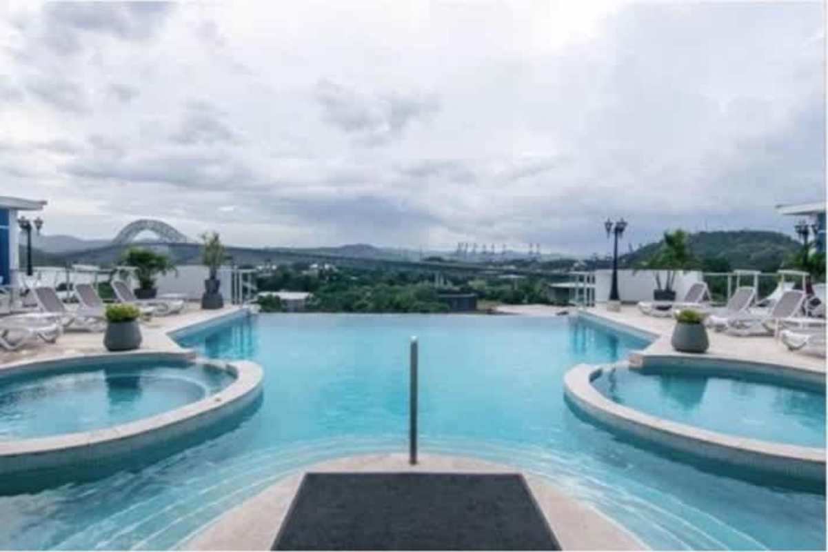 Infinity pool and jacuzzi rooftop with panoramic bay Panama City at PH Bahía del Amador