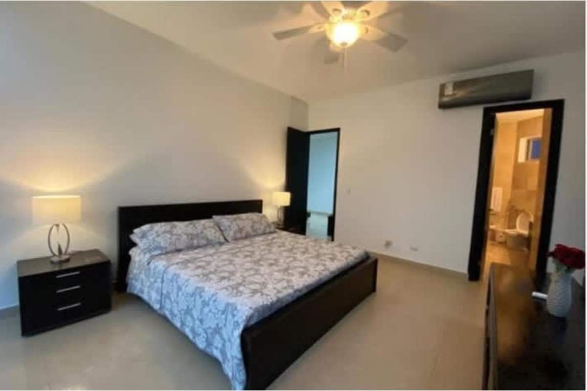 Bedroom with en-suite bathroom and view PH Bahía del Amador Panama