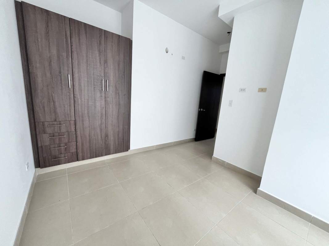 Master bedroom with closet and en-suite bathroom PH Kings Park Condado del Rey